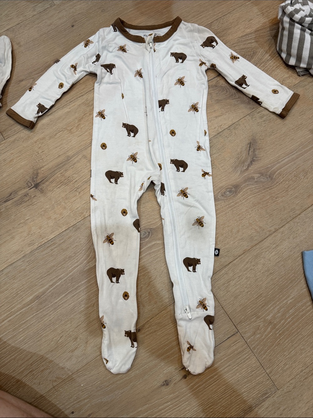Kyte BABY Cream Footed One-Piece with Brown Bear & Bee Print